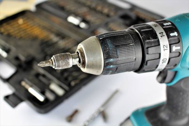 an image of a screwdriver - background blurry - drill bit fotos imagens e fotografias de stock