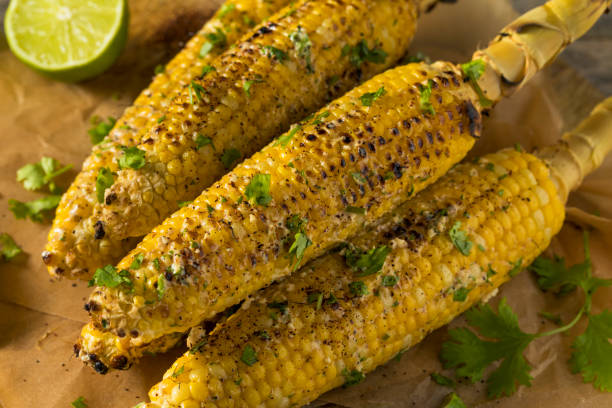 барбекю домашнее элот мексиканской улице кукурузы - corn corn on the cob grilled roasted стоковые фото и изображения