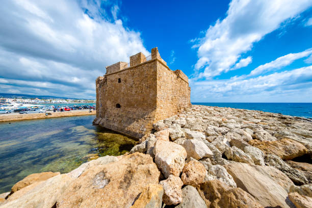 fortaleza en puerto de paphos. chipre - paphos fotografías e imágenes de stock