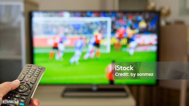 Foto de Assistindo Futebol Em Casa Na Tv e mais fotos de stock de Televisor - Televisor, Futebol, Bola de Futebol