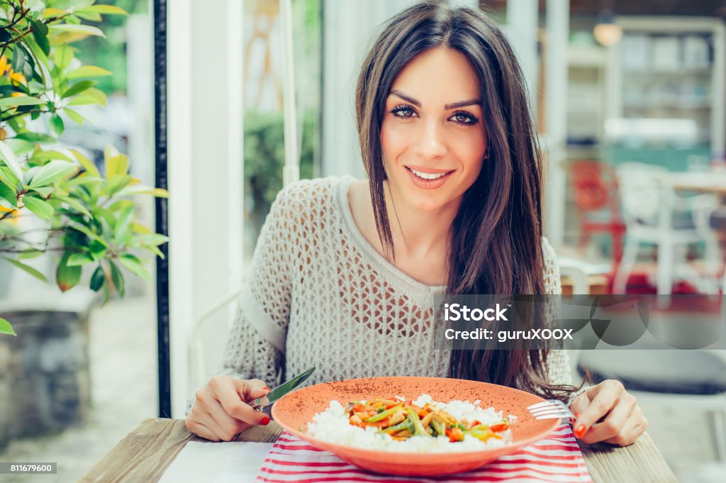 Junge Frau chinesisches Essen in einem Restaurant Essen, die ihre Mittagspause - Lizenzfrei Essen - Mund benutzen Stock-Foto