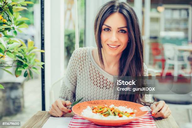 Junge Frau Chinesisches Essen In Einem Restaurant Essen Die Ihre Mittagspause Stockfoto und mehr Bilder von Essen - Mund benutzen