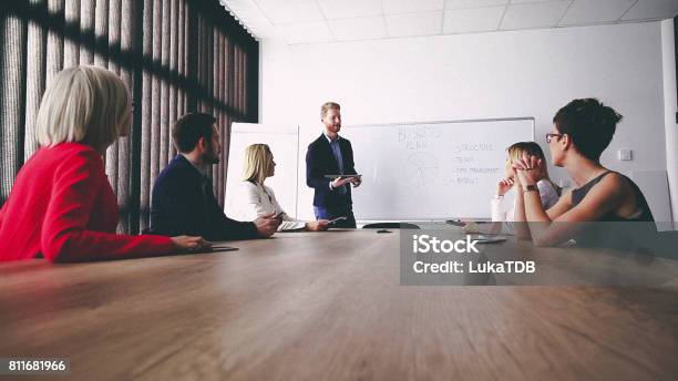 Foto de Homem De Negócios Apresentando Novas Ideias E Projetos Para Sua Equipe e mais fotos de stock de Cômodo de casa