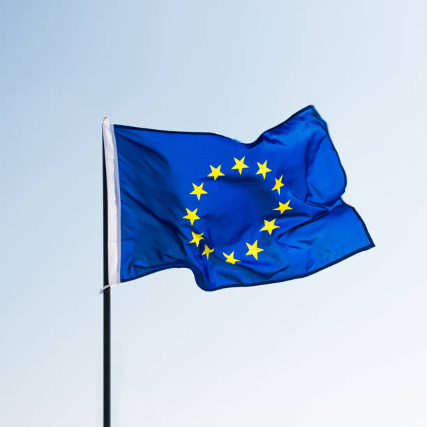 flaga unii europejskiej macha na wietrze - european parliament government flag europe zdjęcia i obrazy z banku zdjęć