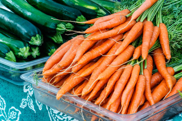 verduras frescas en venta - agricultural fair farmers market squash market fotografías e imágenes de stock