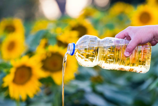 bio sonnenblumenöl - sunflower seed oil stock-fotos und bilder