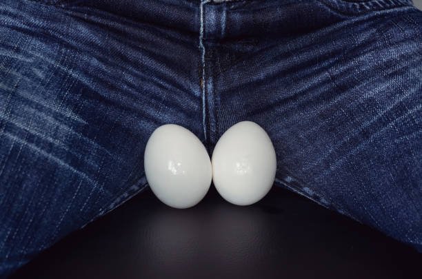男のボール、選択と集中のシンボルです。 - sex object ストックフォトと画像