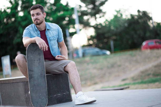 istock Young couple having fun in skate park 811787290