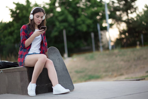 istock Young couple having fun in skate park 811787410