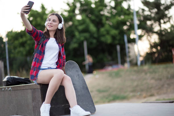 istock Young couple having fun in skate park 811787436