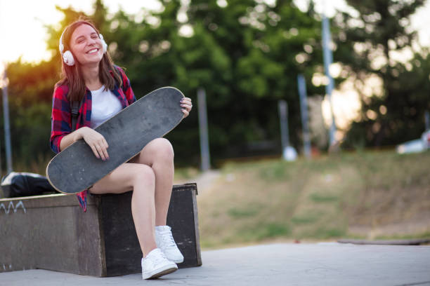 istock Young couple having fun in skate park 811787474