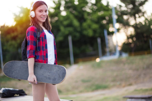istock Young couple having fun in skate park 811787500