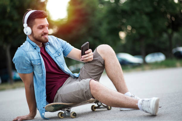 istock Young couple having fun in skate park 811787684