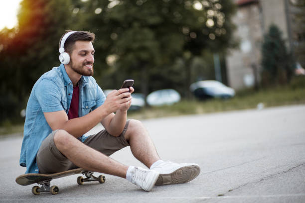 istock Young couple having fun in skate park 811787712
