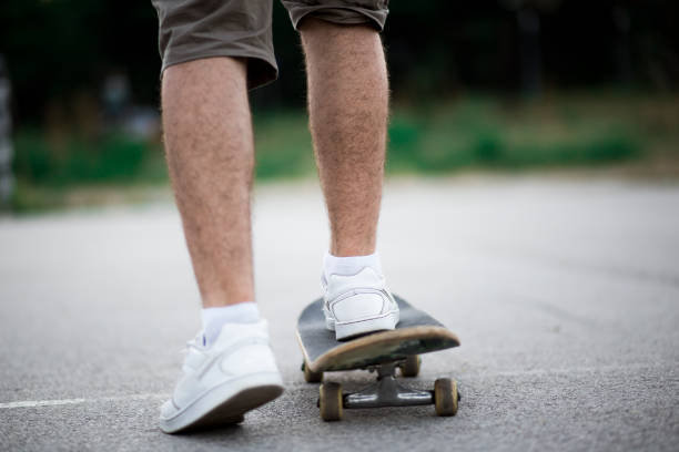 istock Young couple having fun in skate park 811789906