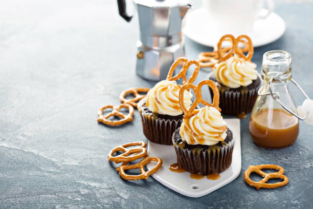istock Salted caramel cupcakes with pretzels 811792734