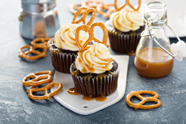 istock Salted caramel cupcakes with pretzels 811792760