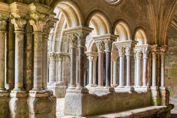istock Cloister of the Abbaye de Fontfroide 811795426