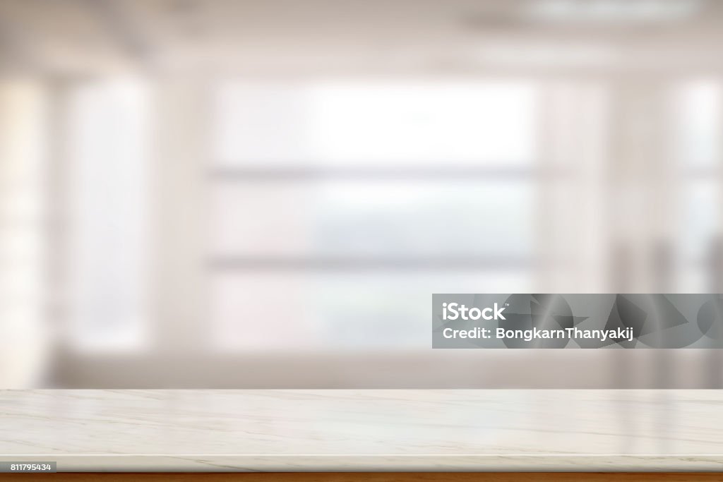 Leere Marmor Tischplatte oder Marmor Zähler im Hintergrund unscharf leeren Büro. - Lizenzfrei Tisch Stock-Foto