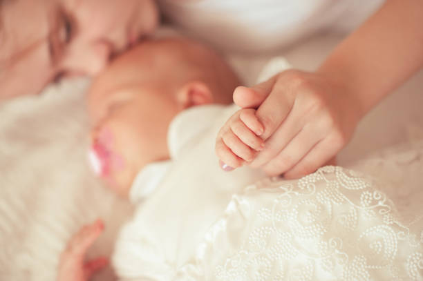 istock Mother sleeping with baby 811813580