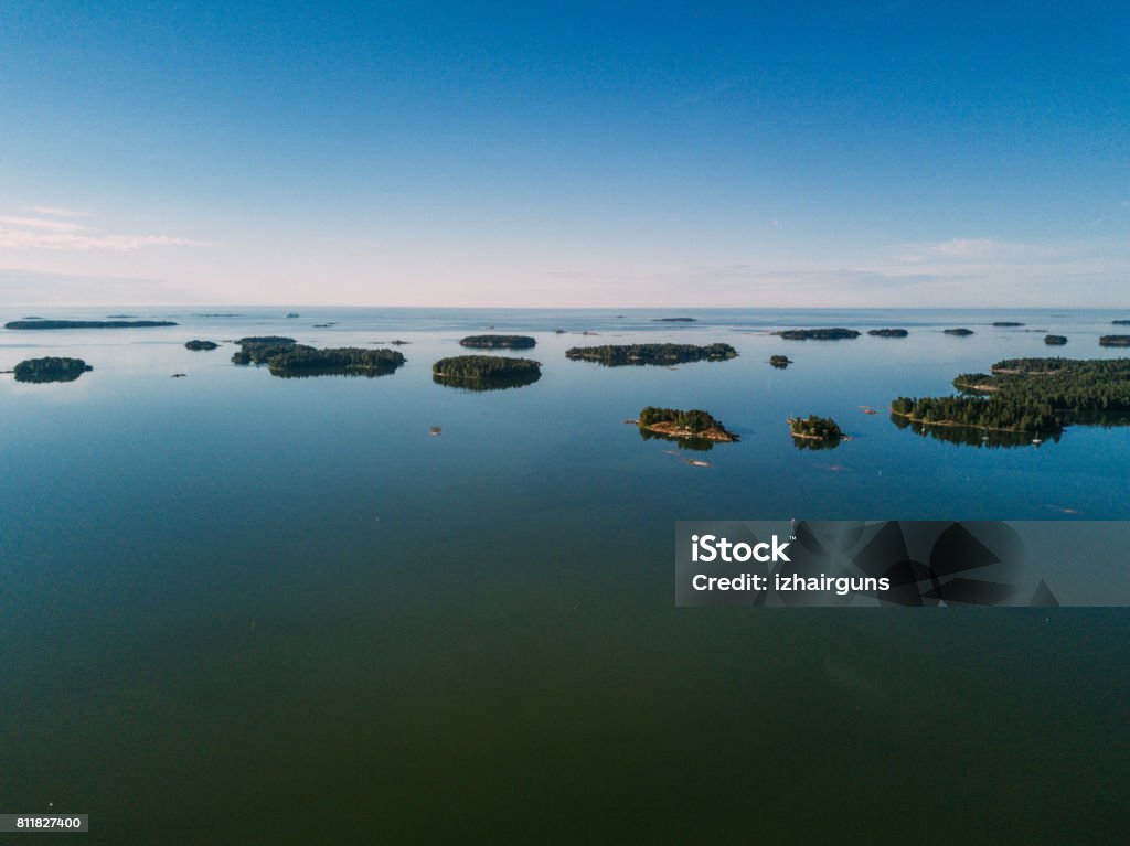 Vista aérea da ilha rochosa em um fiorde da Suécia. Arquipélago de Estocolmo - Foto de stock de Arquipélago royalty-free