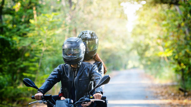 couple biker riding motorcycle - motorcycle biker riding motorcycle racing imagens e fotografias de stock