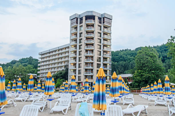albena, bulgarie - 15 juin 2017 : hôtel kaliakra près du rivage de la mer noire avec sable, parasols et chaises longues - kaliakra photos et images de collection