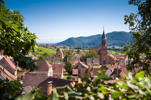 Típico pueblo francés tejados, iglesia y colinas en el fondo photo
