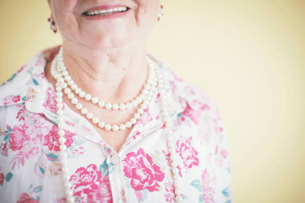 starsza kobieta z naszyjnikiem z pereł - pearl jewelry necklace women zdjęcia i obrazy z banku zdjęć