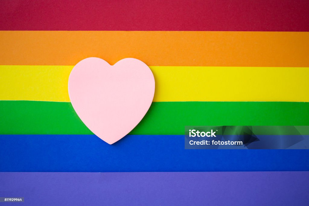 Corazón de color rosa sobre fondo arco iris - Foto de stock de Amor - Sentimiento libre de derechos