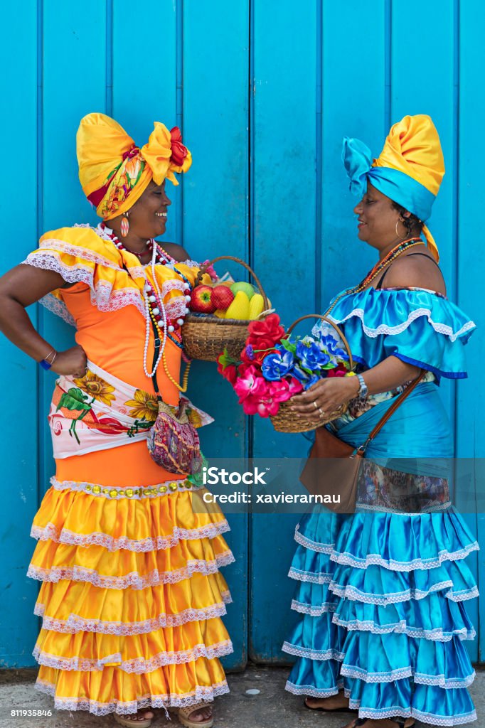 Vista Lateral De La Mujer En Vestidos Tradicionales Cubanos Foto de stock y  más banco de imágenes de Cuba - iStock