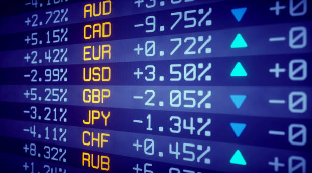 währung-austausch-monitor-seite - spreadsheet table banking wealth stock-fotos und bilder