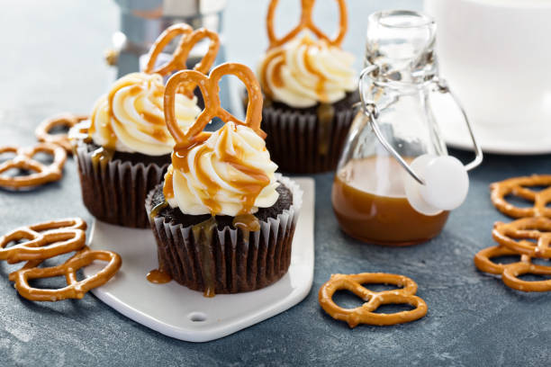istock Salted caramel cupcakes with pretzels 811964382