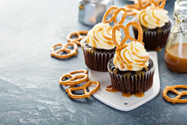 istock Salted caramel cupcakes with pretzels 811964490