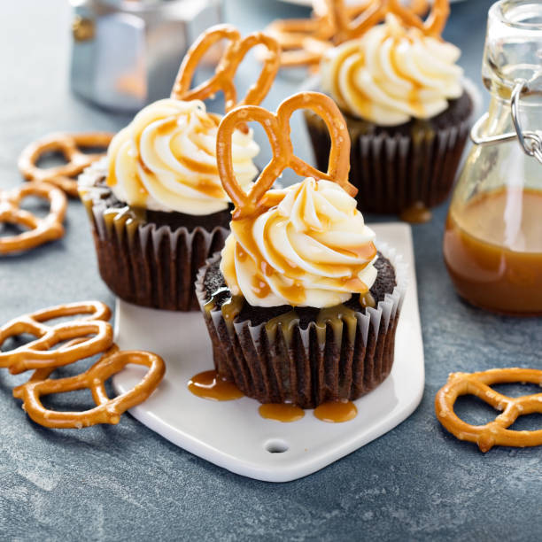 istock Salted caramel cupcakes with pretzels 811964494