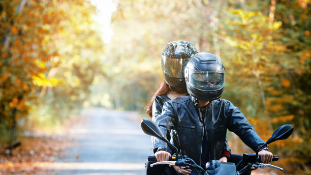 couple biker riding motorcycle - motorcycle biker riding motorcycle racing imagens e fotografias de stock