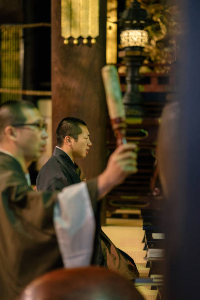 монахи молятся во время утренней черимонии в буддийском храме - buddhism monk book zen like стоковые фото и изображения
