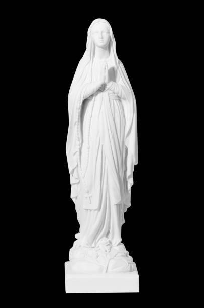 estátua de uma jovem religiosa orando isolada em um fundo preto - glória maria - fotografias e filmes do acervo