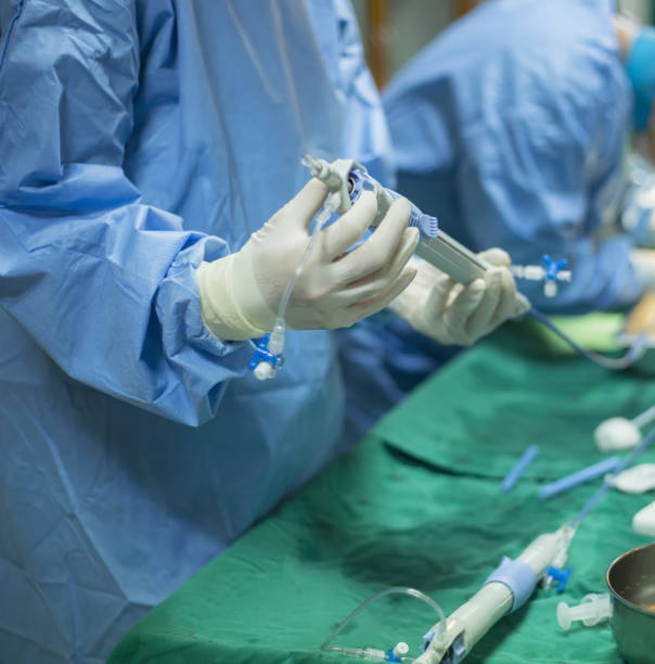 enfermedades del corazón, funcionamiento de médico paciente - angioplasty fotografías e imágenes de stock