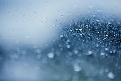 187568617 istock La lluvia de fondo como tiro por la ventana de un coche en movimiento. 812032028