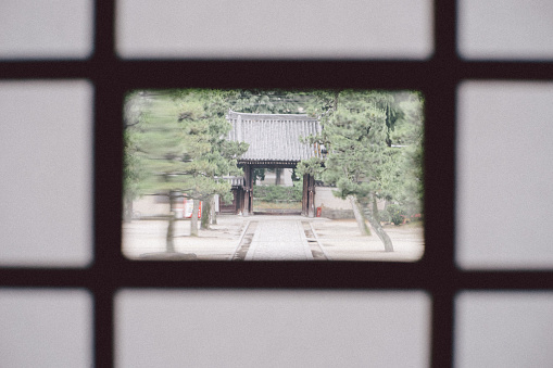 Puerta de torii, puerta de entrada de un templo buddhist photo