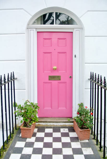 розовая дверь - front door стоковые фото и изображения