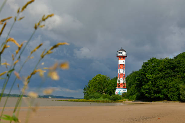 Falkenstein Lighthouse, Hamburg, Germany Hamburg, Germany - June 26, 2017: River Elbe Lighthouse (Falkensteiner Leuchturm) between Blankenese and Wedel, Hamburg, Germany. Marram grass in front. övelgönne stock pictures, royalty-free photos & images