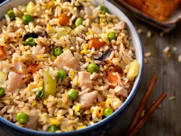 куриный и овощной жареный рис - cooked still life close up rice стоковые фото и изображения