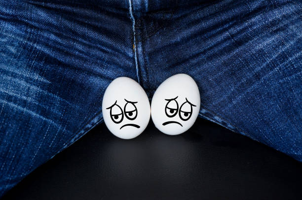 白い卵 - 男のボールのシンボル - sex object ストックフォトと画像