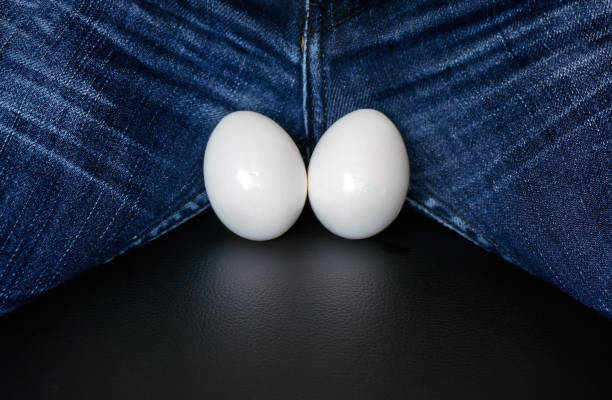 白い卵 - 男のボールのシンボル - sex object ストックフォトと画像