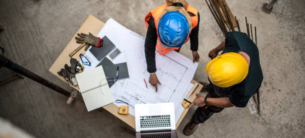 sprawdzanie planów - computer construction using laptop construction site zdjęcia i obrazy z banku zdjęć