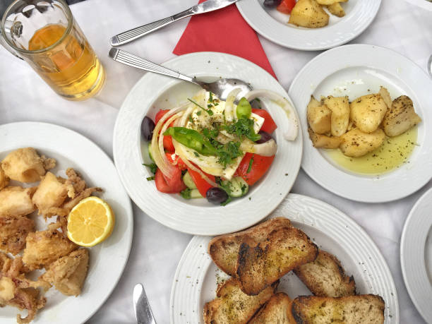 sałatka grecka i przekąski na stole - salad food and drink food lettuce zdjęcia i obrazy z banku zdjęć