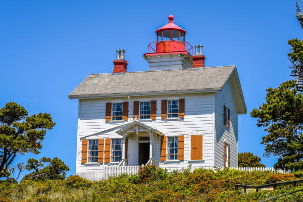 yaquina bay leuchtturm, oregon - newport oregon stock-fotos und bilder