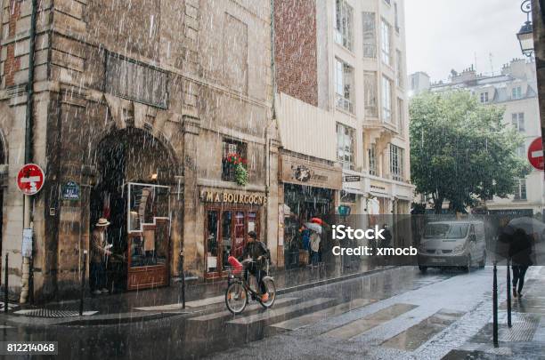 Lluvia En París Foto de stock y más banco de imágenes de Lluvia - Lluvia, Bicicleta, Adulto